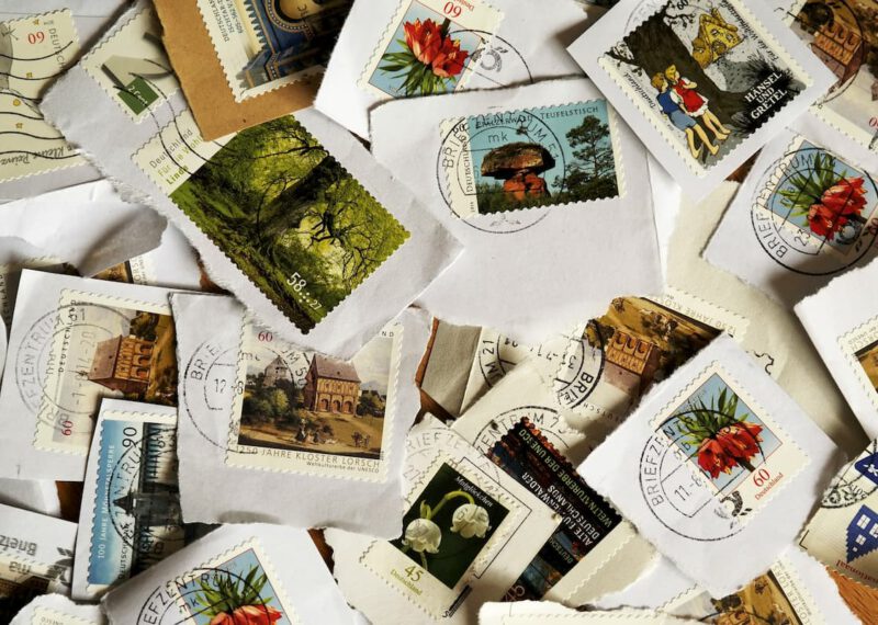 Kuva kirjekuorista irti leikatuista postimerkeistä