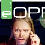 SeOppi-lehden kansikuva: ihminen katsoo kohti laskien kädellä silmälaseja